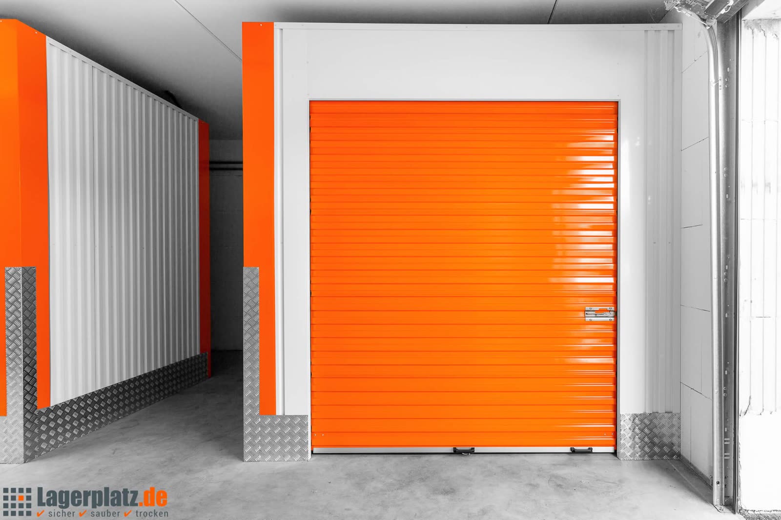 Große Lagerbox mit orangefarbenem Rolltor